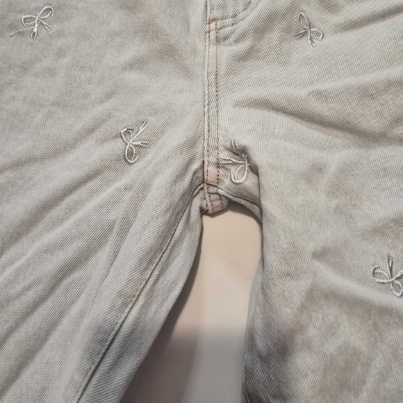 LE JEAN Bow Embroidered Column Jeans - Picture 5 of 13